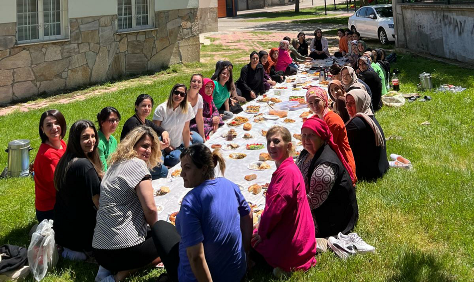 Kadın kursiyerlere Anneler günü kahvaltısı
