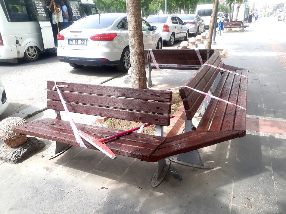 Oturma banklarına şeritli önlem