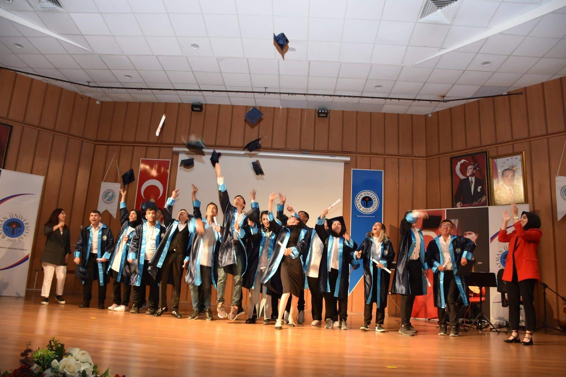 Özel öğrenciler kep fırlattı
