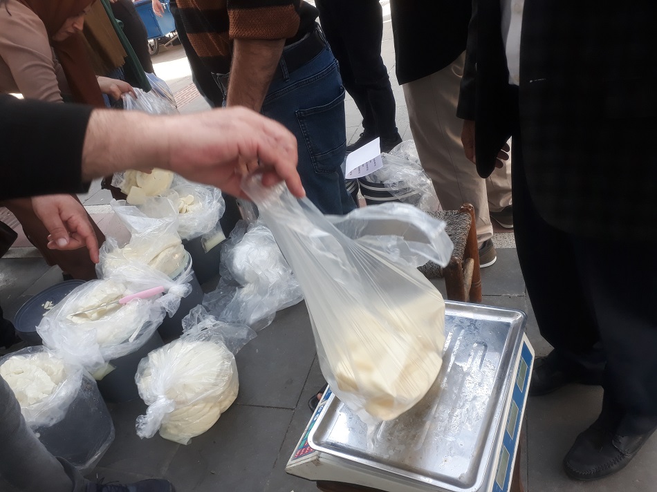 Peynir almak için yarıştılar