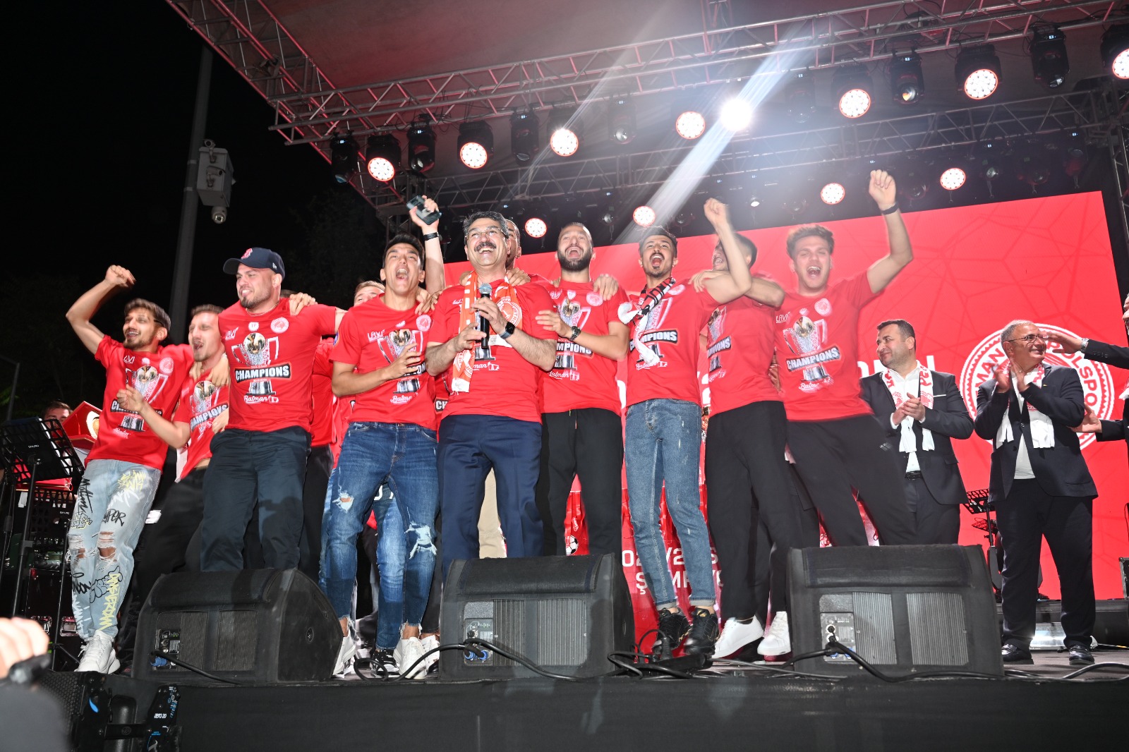 “Şampiyonluğu alın teriyle hak ettiler”