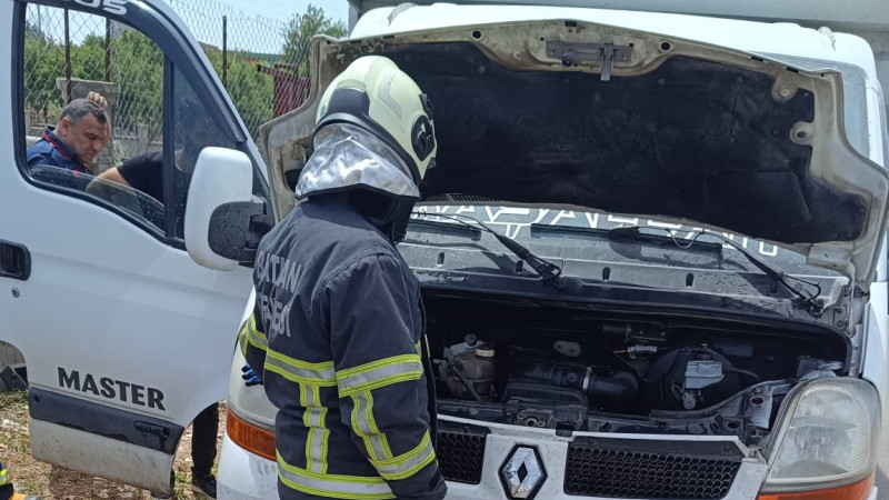 Seyir halindeki kamyonet yandı