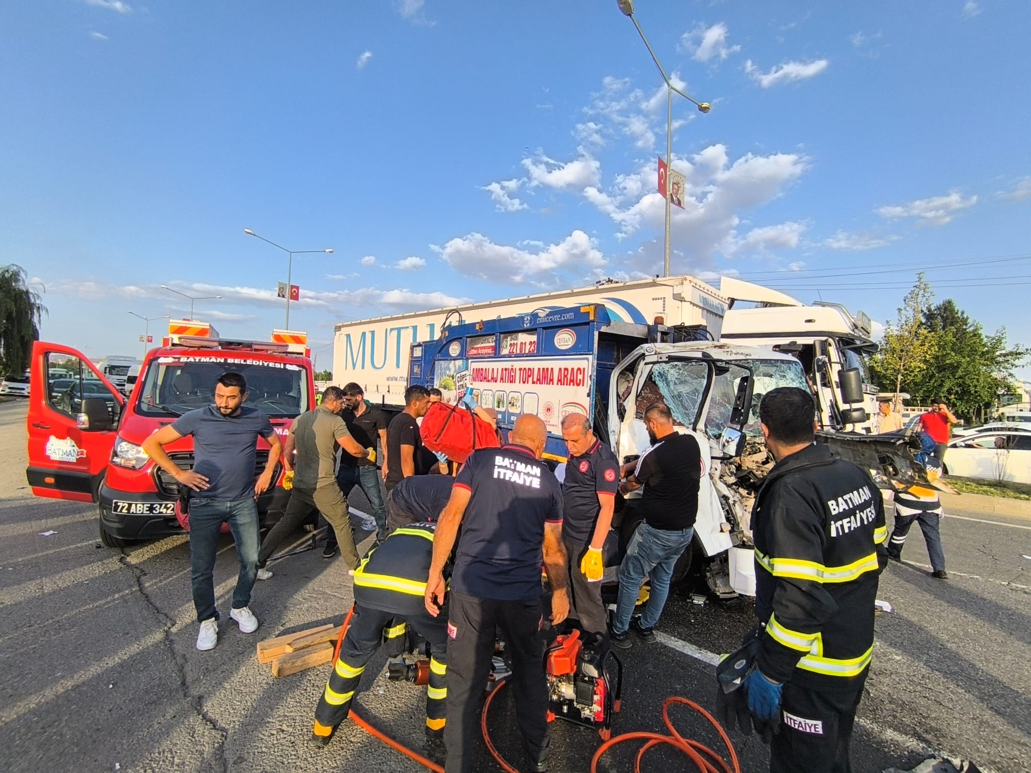 Sıkıştıkları araçtan kurtarıldılar