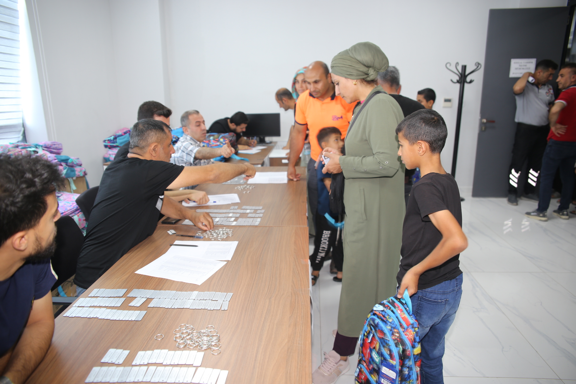 300 Öğrenciye kırtasiye yardımı