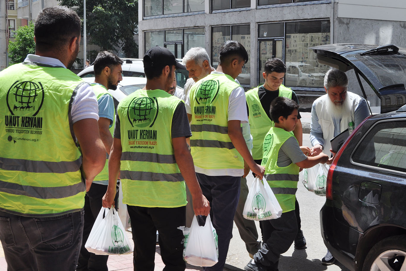 Binlerce aileye kırmızı et ulaştırdılar