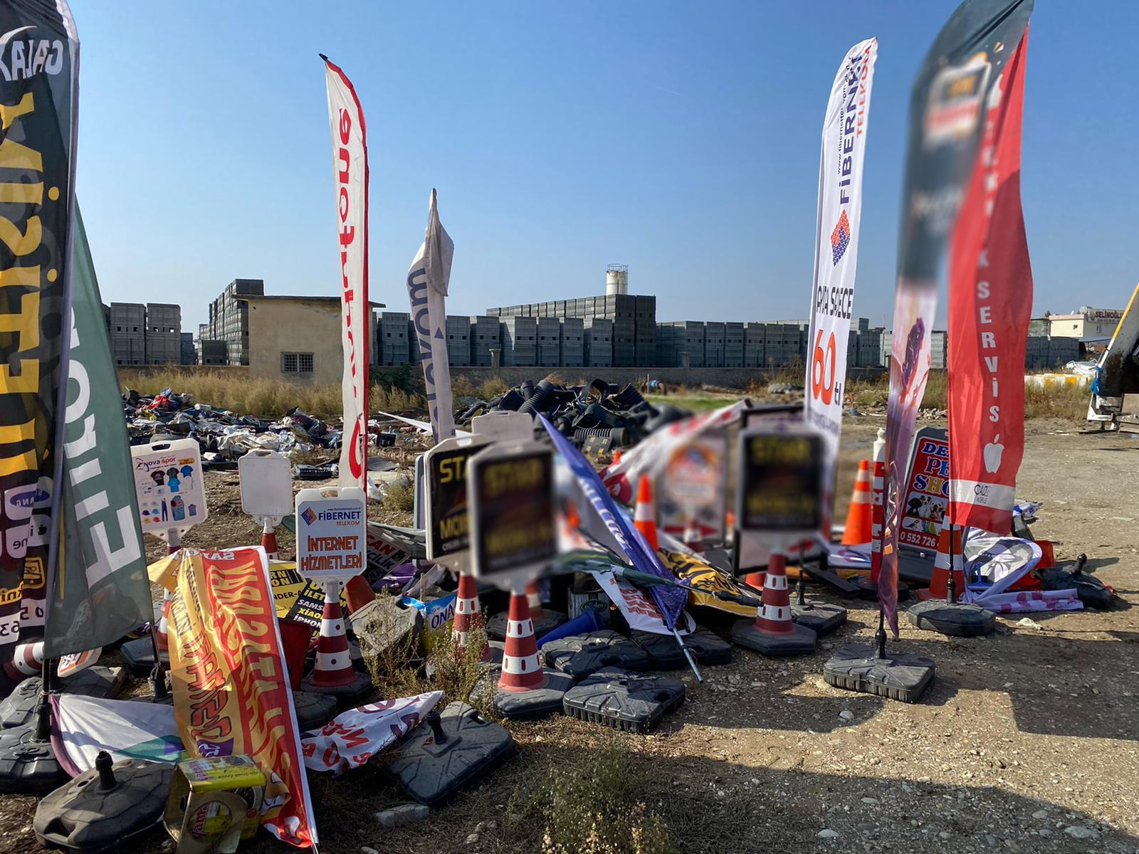 Duba ve reklam panoları toplatıldı