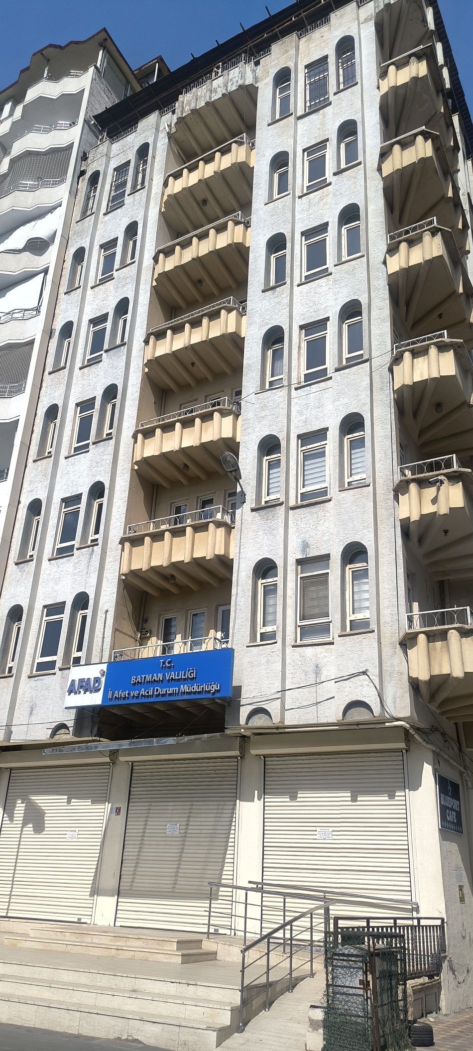 Hasarlı bina boşaltıldı!