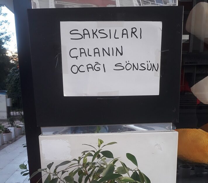 Hırsızlara kızdı, bu yazıyı astı!