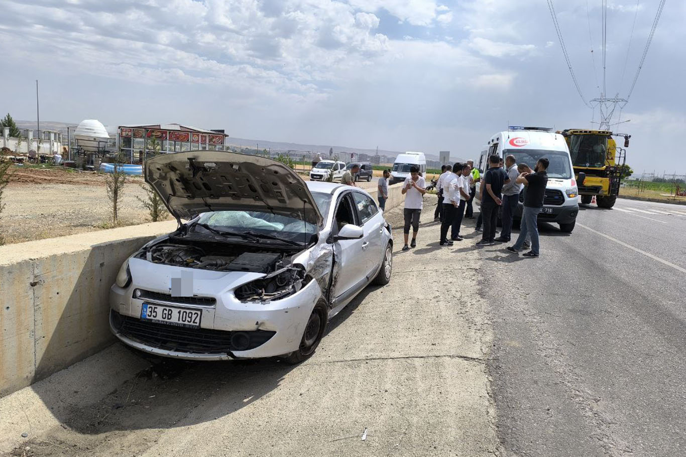 Otomobil ile kamyonet çarpıştı