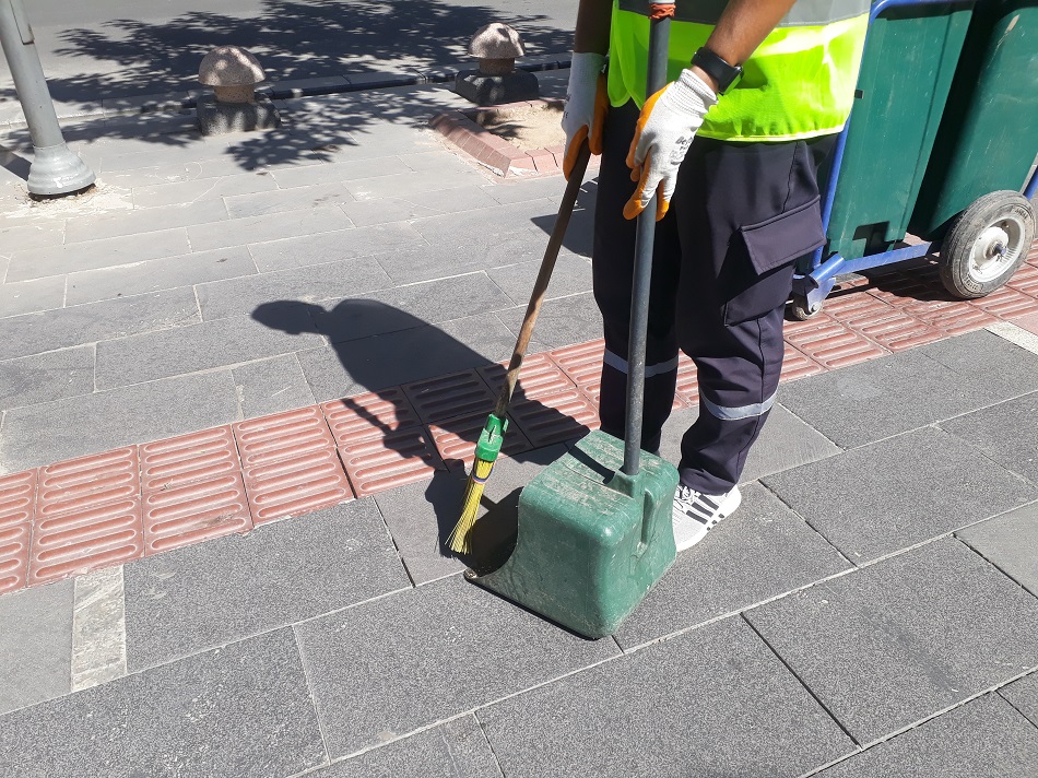 Sokak ve caddeleri pırıl pırıl yapıyorlar