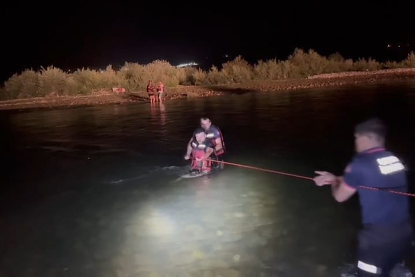 Suda mahsur kalan 7 kişi kurtarıldı