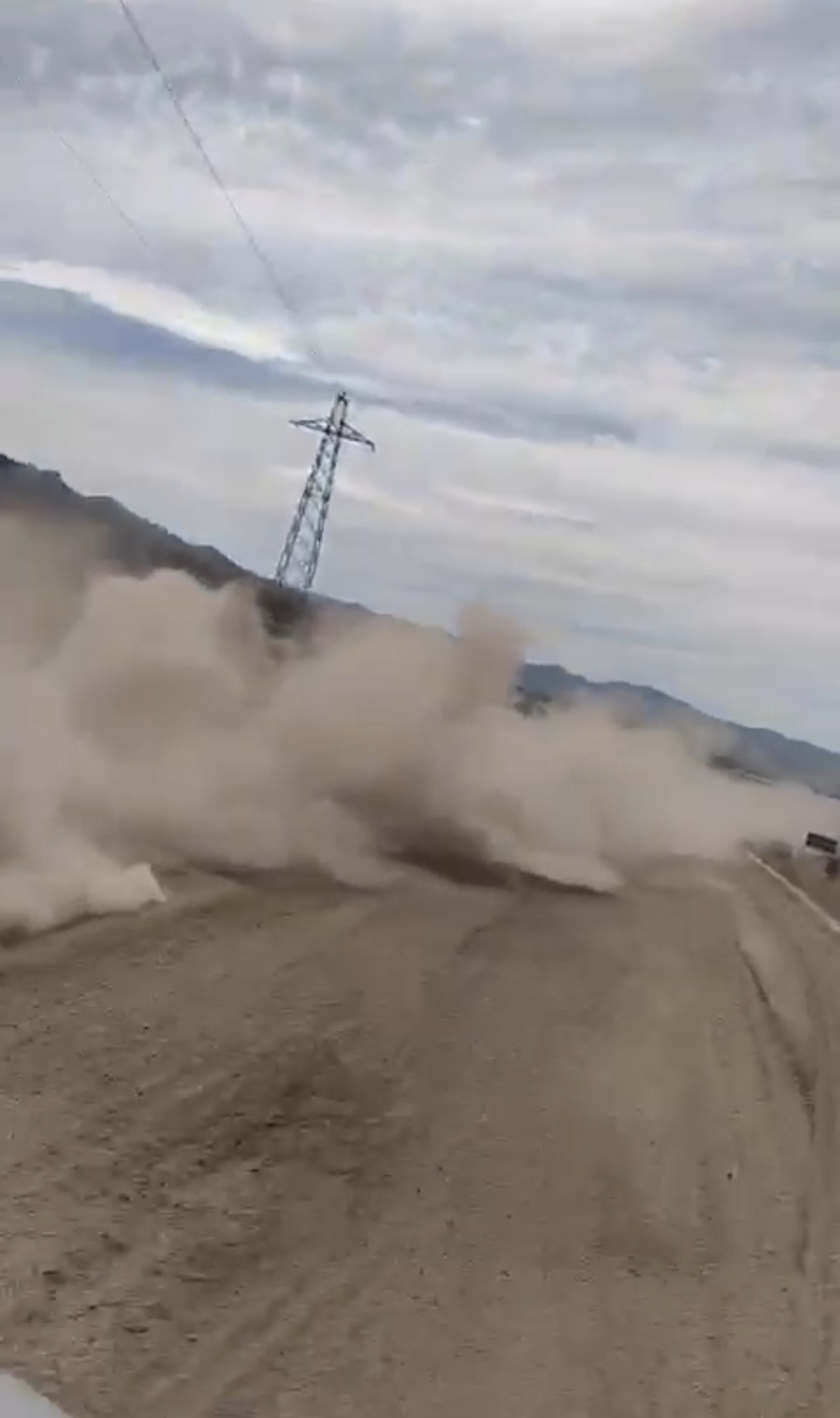 Tozlu yol çiftçiyi perişan etti