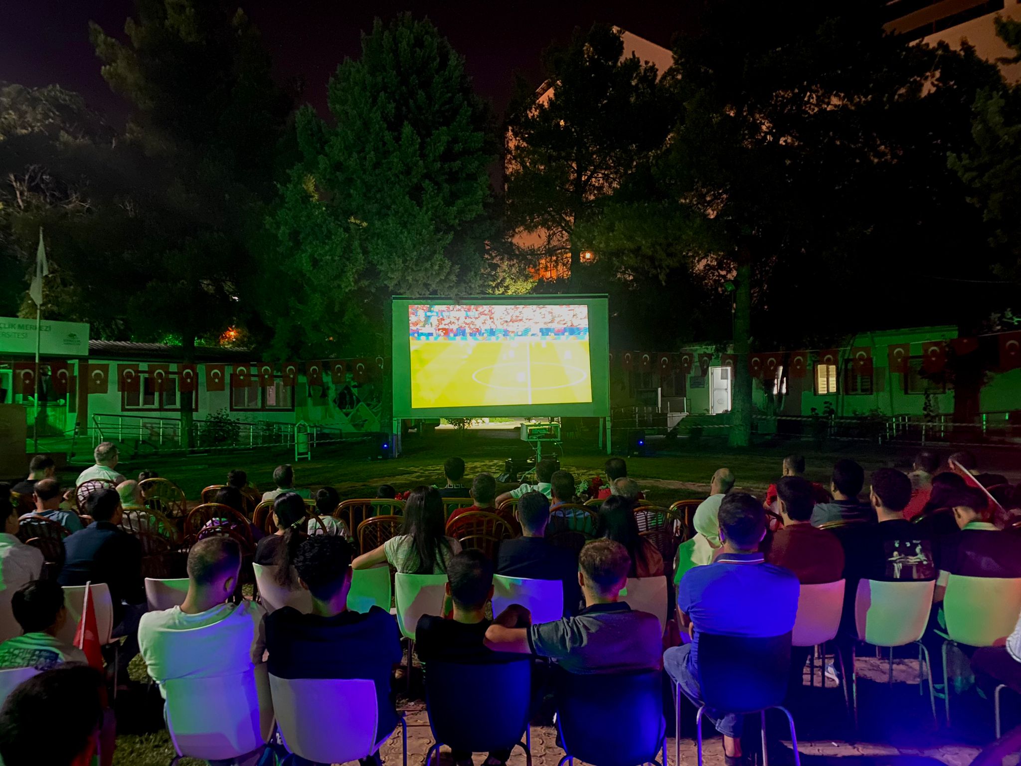 Üniversitede milli maç heyecanı