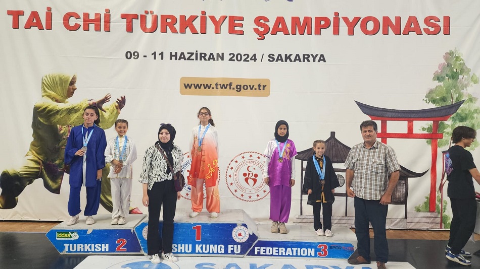 4 Madalya ile kente döndüler