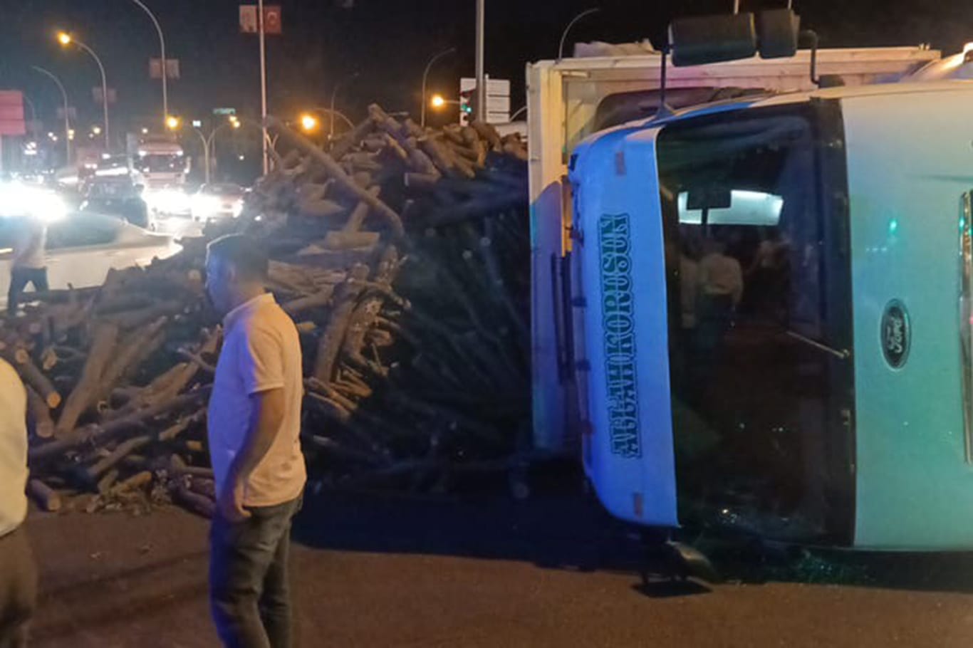 Odun yüklü kamyon devrildi