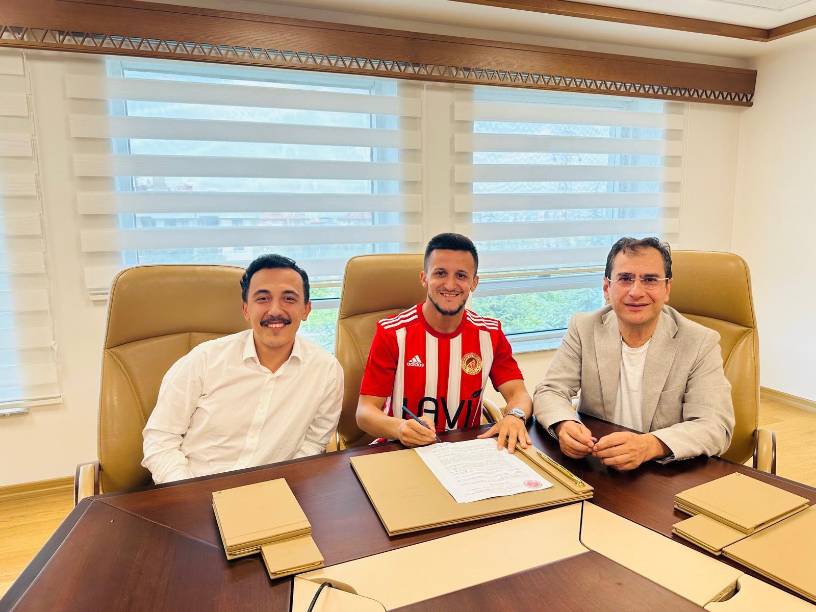 Mert Çapar imzayı attı