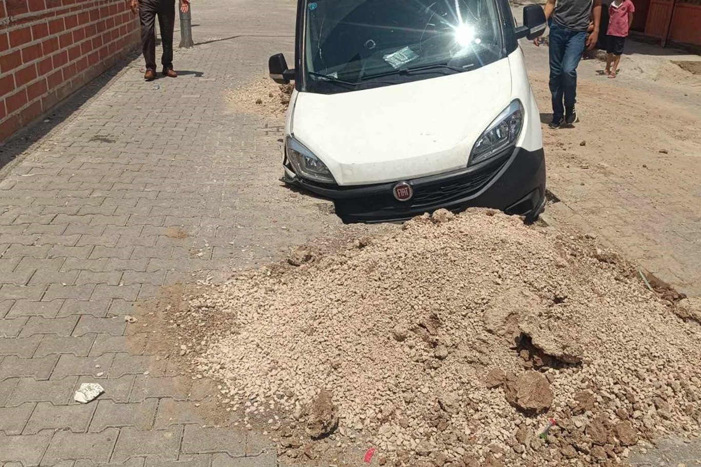 Açık bırakılan çukura düştü