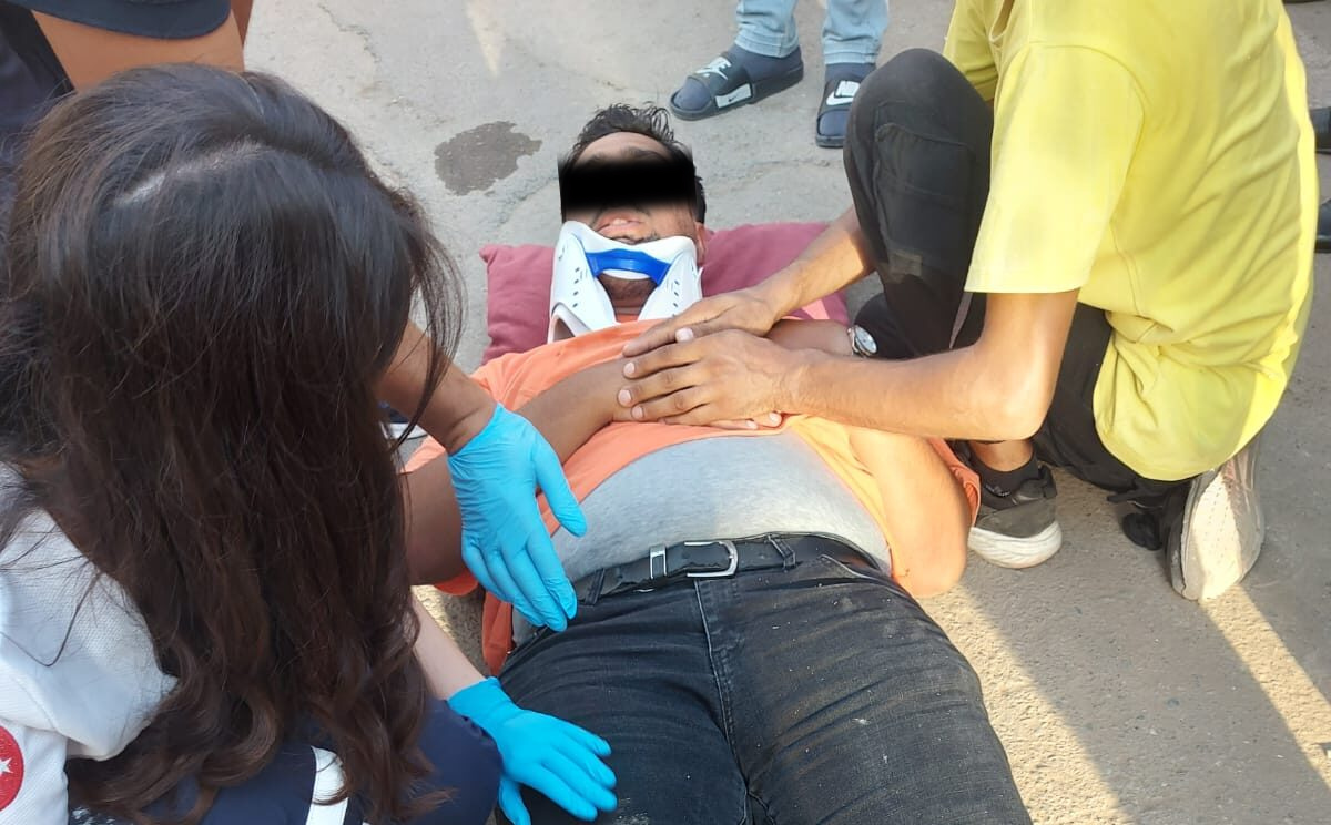 Otomobil ile motosiklet çarpıştı