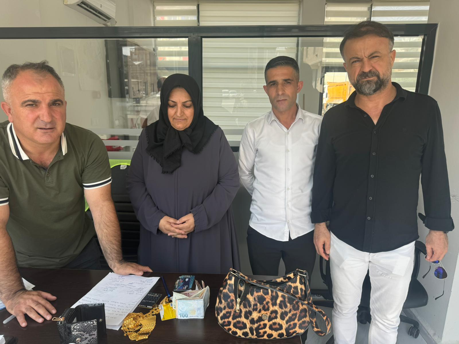 Altın dolu çanta sahibine teslim edildi