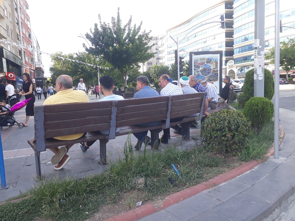 Banklarda vakit geçiriyorlar