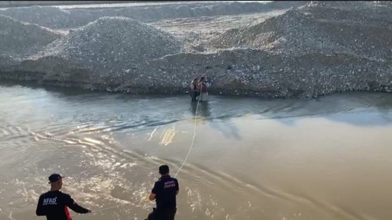 Çayda mahsur kaldılar