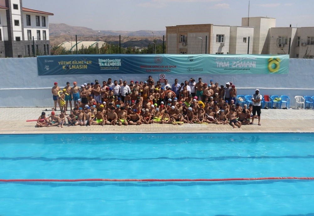KOZLUK’TA 1001 KİŞİ YÜZME ÖĞRENİYOR