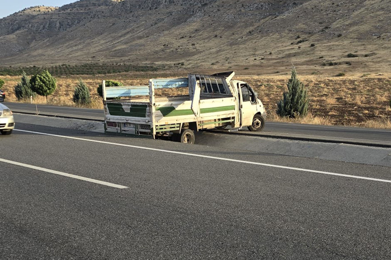 Kamyonet takla attı