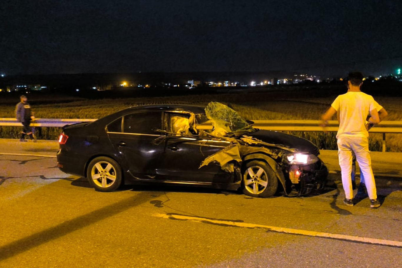 Kamyonete arkadan çarptı