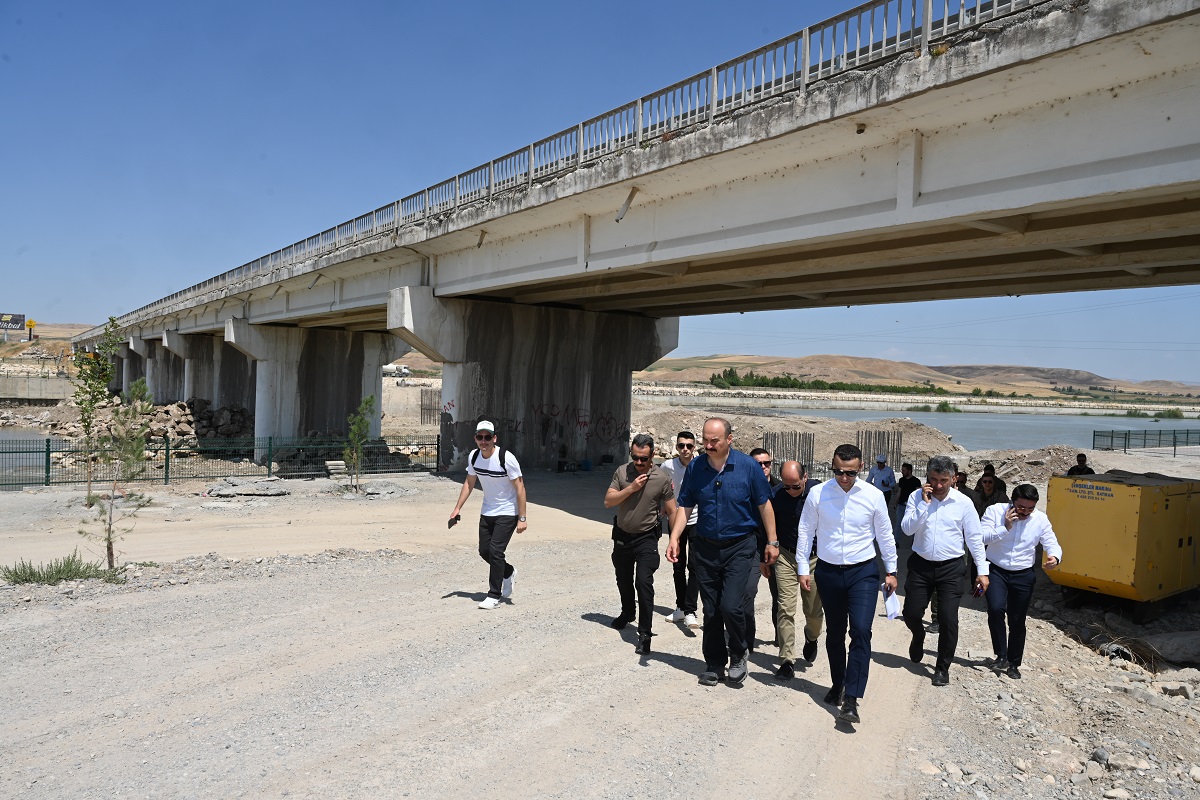 Köprü çalışmasında incelemelerde bulundu