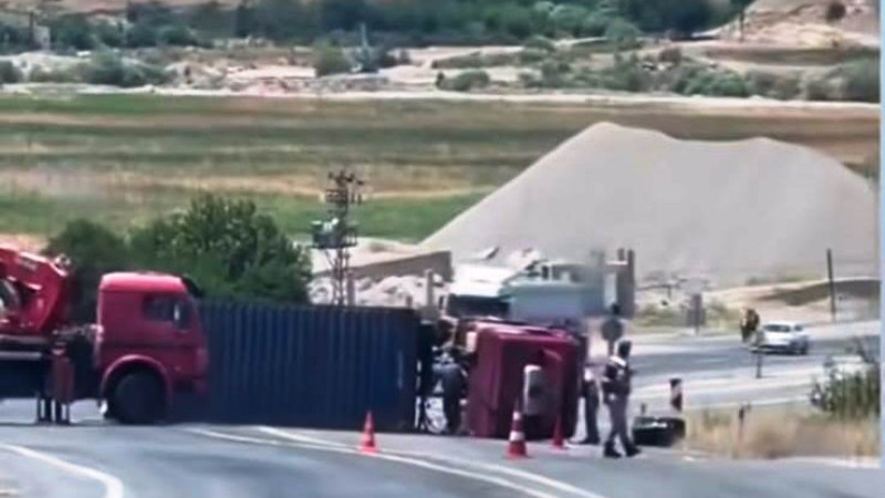 Kozluk’ta tır yan yattı: 1 yaralı