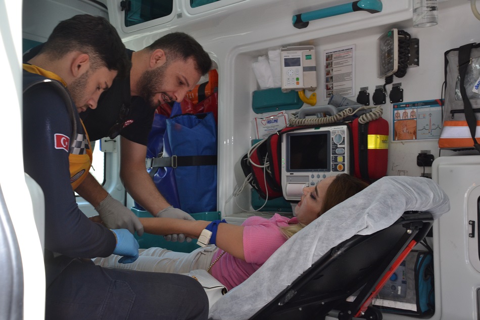 Otomobil ile scooter çarpıştı