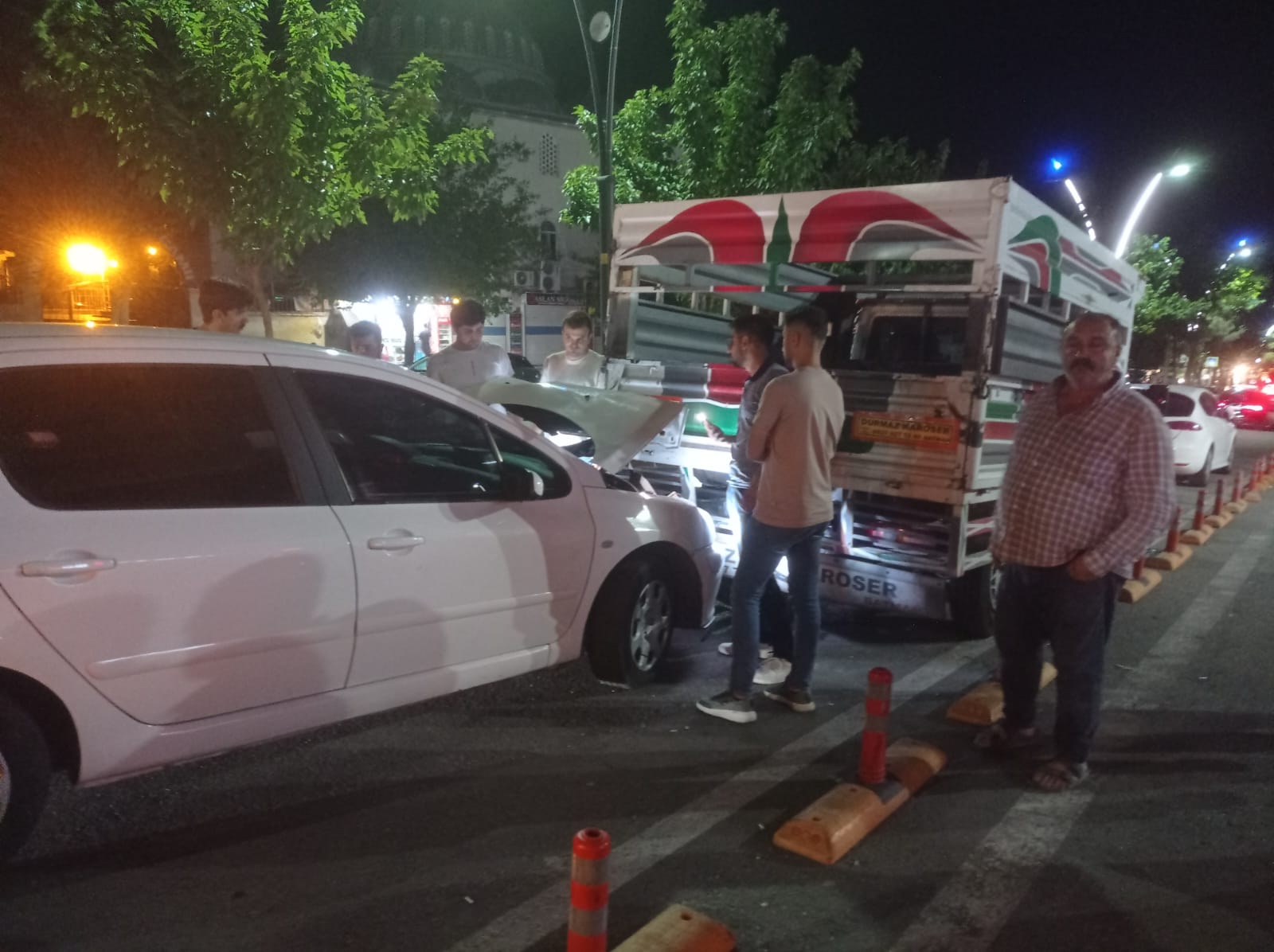 Park halindeki kamyonete çarptı