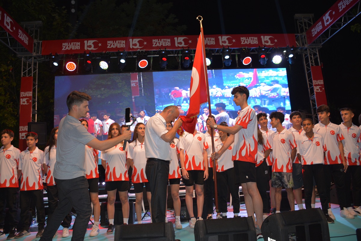 Sancağı öperek teslim aldı