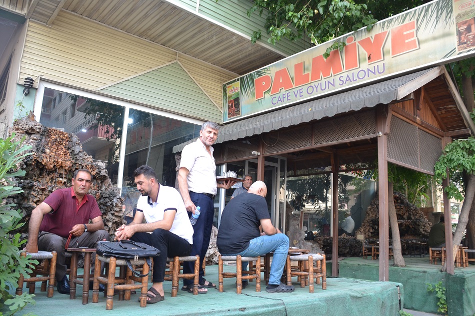 Şelale serinliğinde çay keyfi