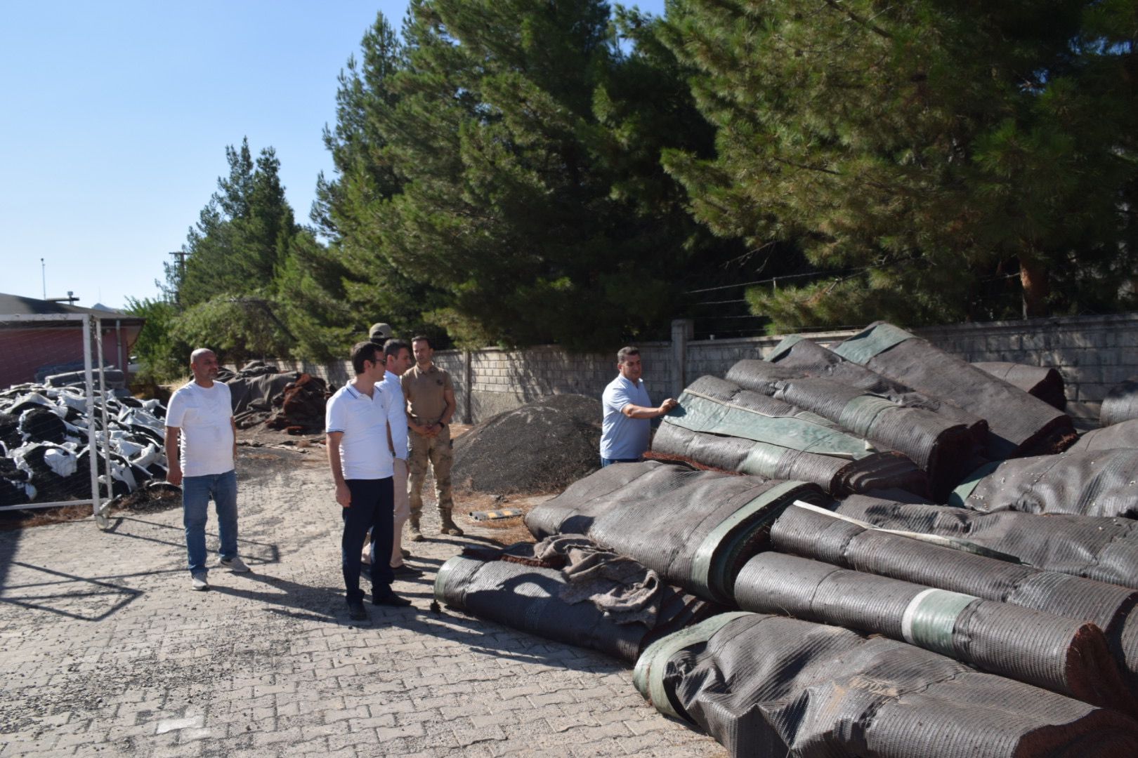 Sentetik futbol sahası zemini yenileniyor