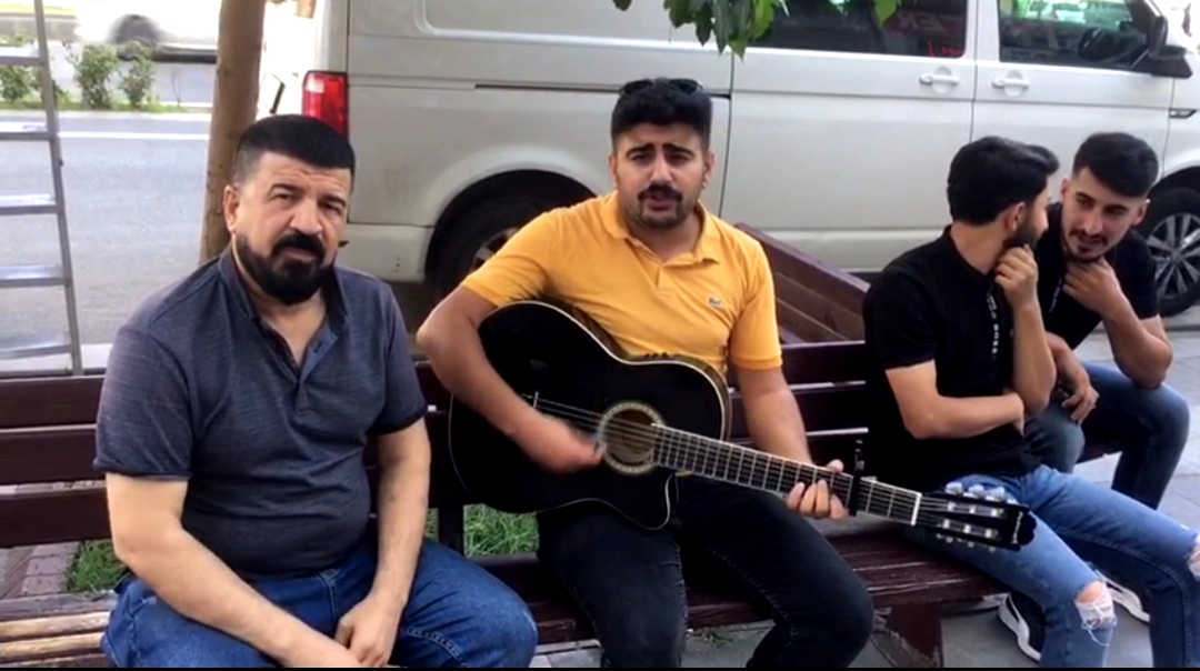 Sokak müzisyenine esnaf desteği