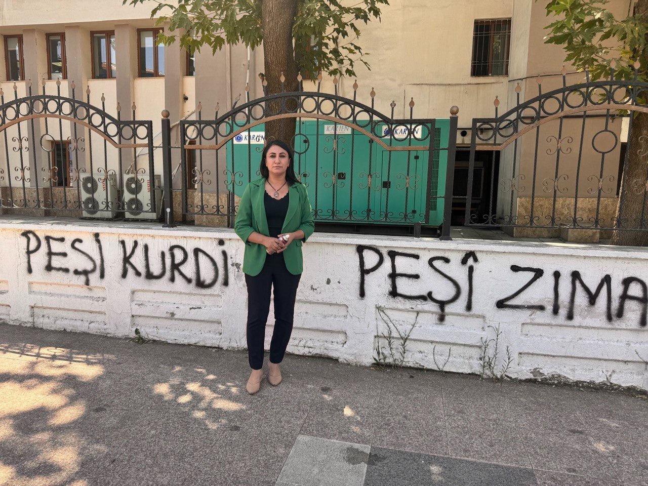 Valilik duvarına Kürtçe yazdı