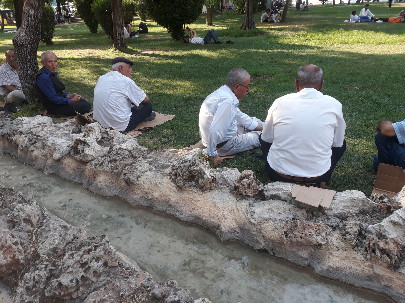 Yapay akarsu kenarında serinlediler