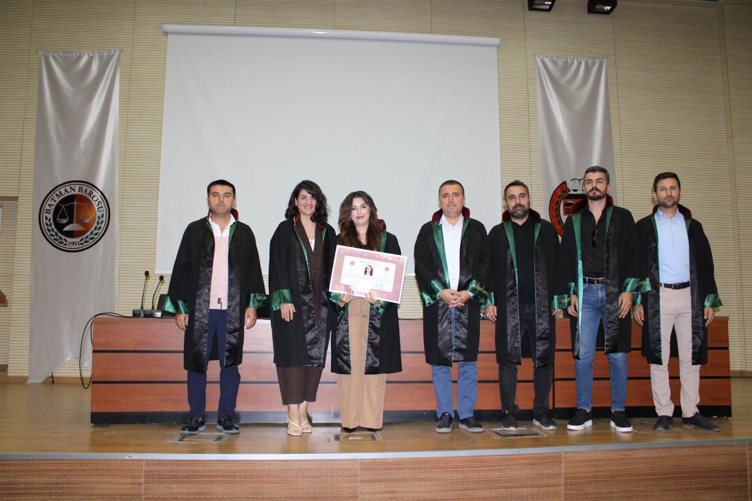 Yemin ederek mesleğe adım attı