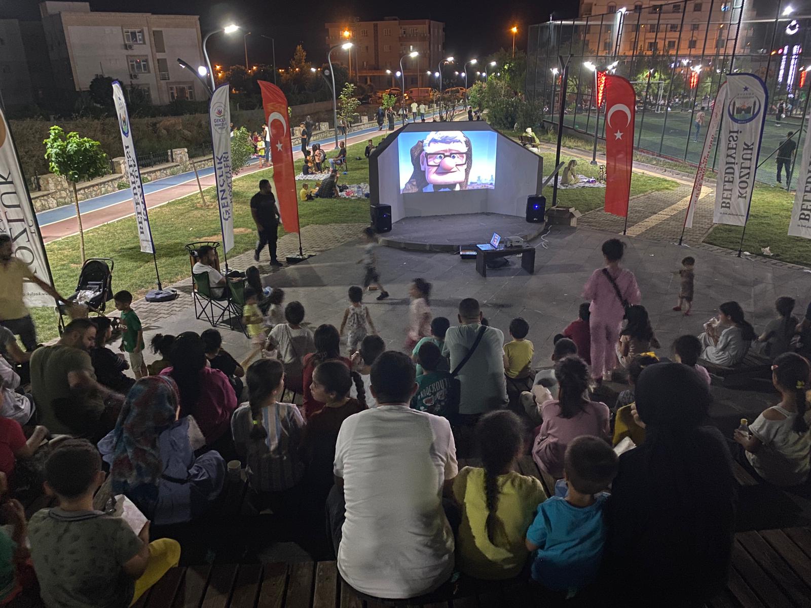 Açık havada sinemaya büyük ilgi