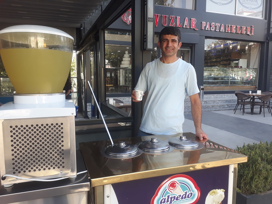 Dondurma ve limonata ona emanet