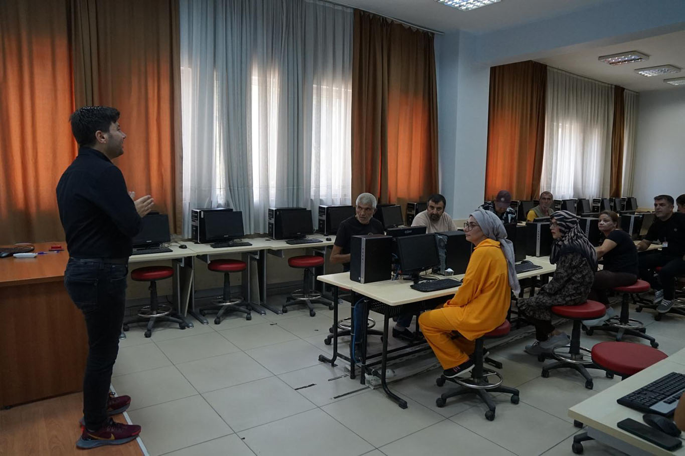 Engelsiz bireylere bilgisayar eğitimi