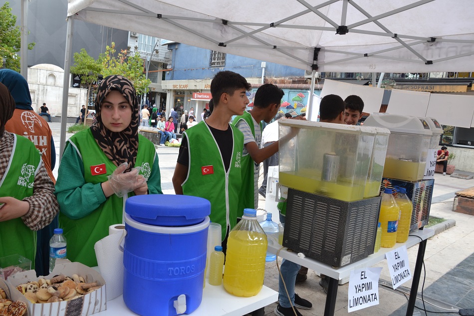 Gazze için limonata ve kurabiye sattılar