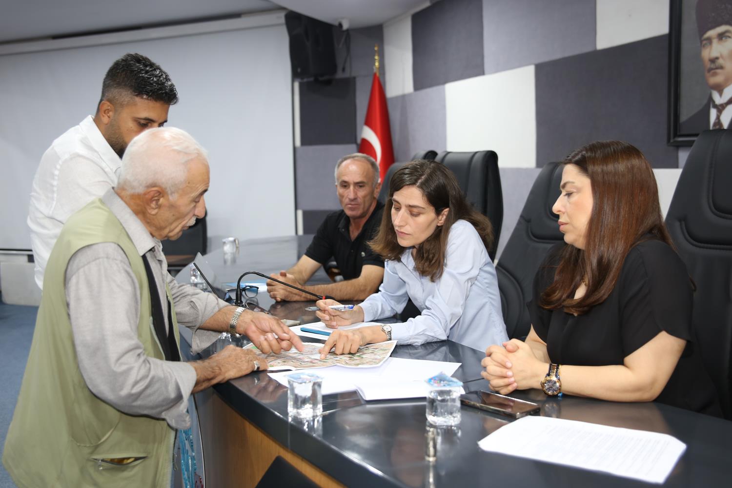 “Halkımızın sorunlarını dinliyoruz”