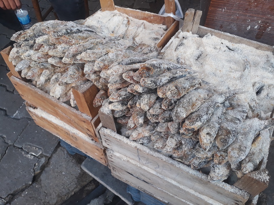 Kurutulmuş balık tezgahlarda