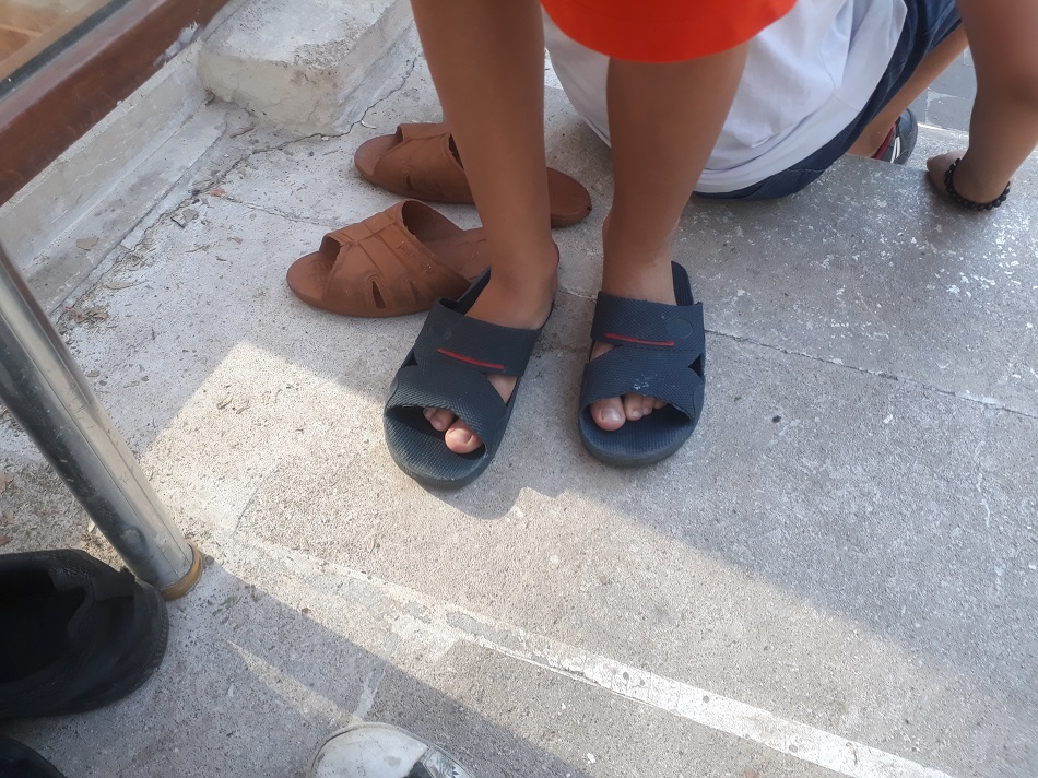 Namaz çıkışında terliğini bulamadı