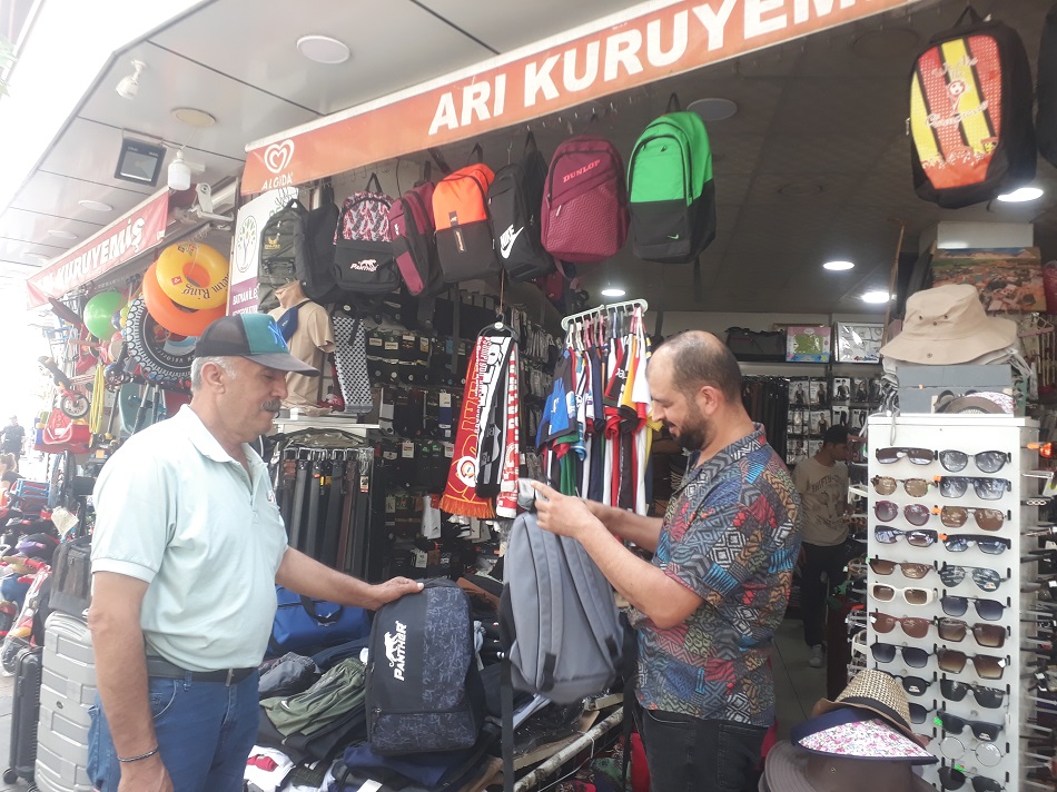 Okul çantaları vitrinlerde