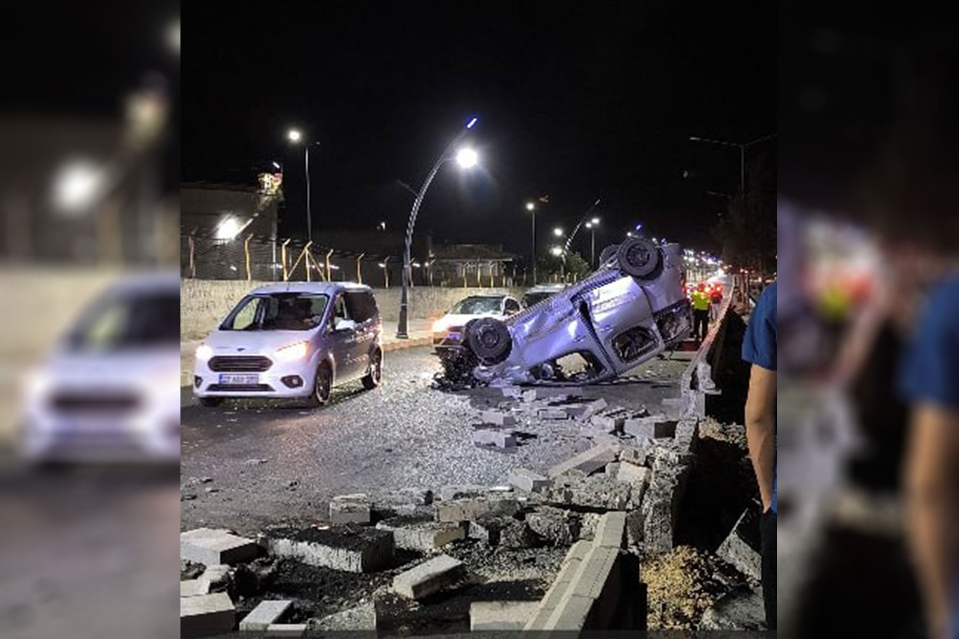 Orta refüje çarpıp takla attı