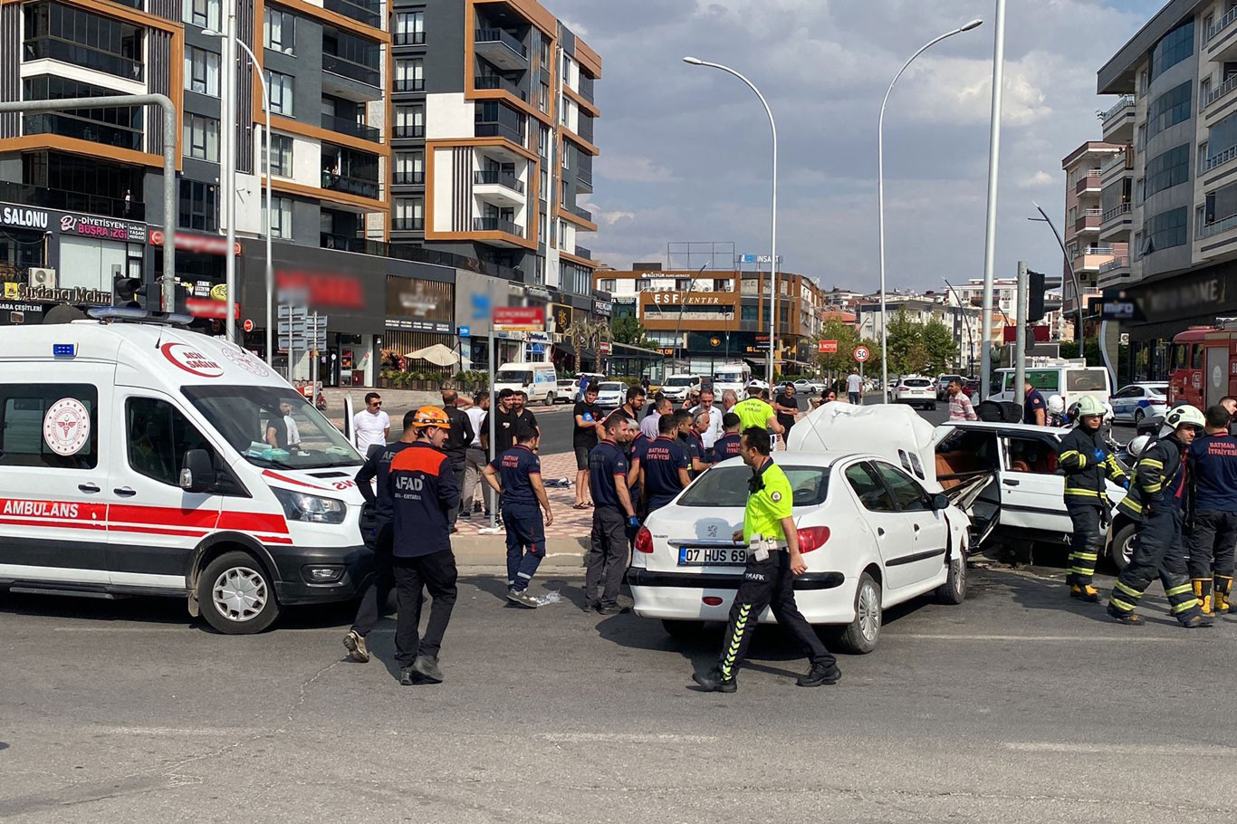 Otomobiller çarpıştı: 2 yaralı