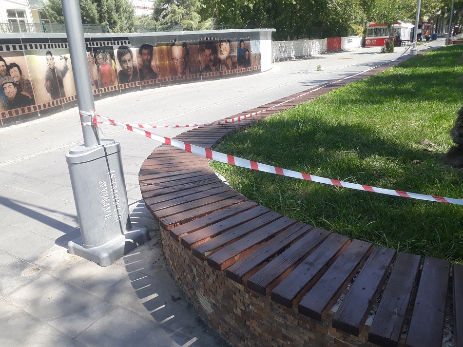 Oturma bankları boyanıyor